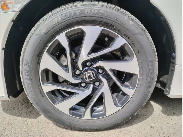 Car image 10