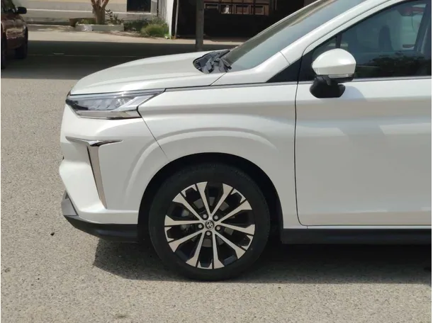 Car image 9