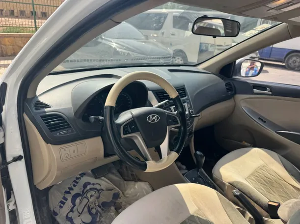 Car image 12