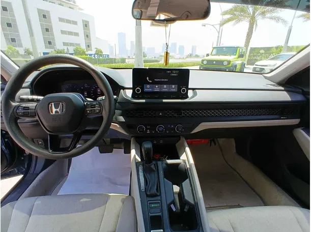 Car image 16
