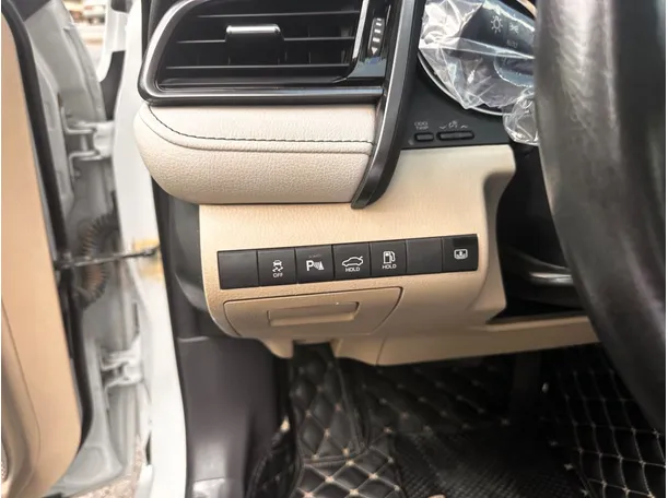 Car image 26