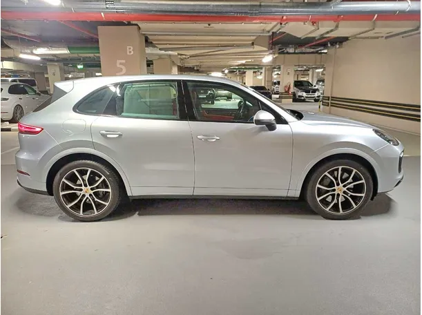 Car image 4