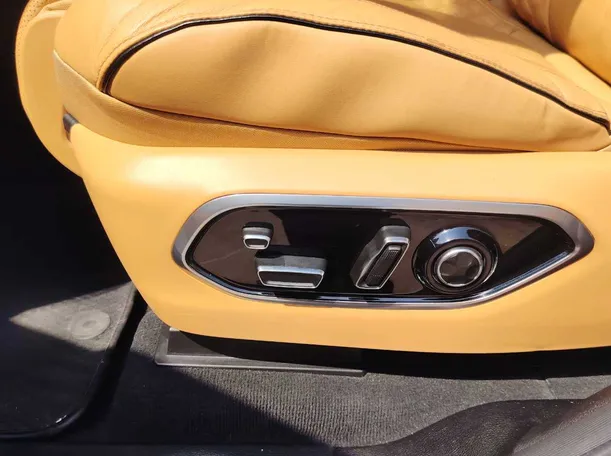 Car image 32
