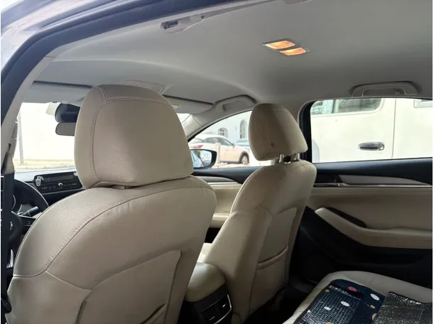 Car image 17