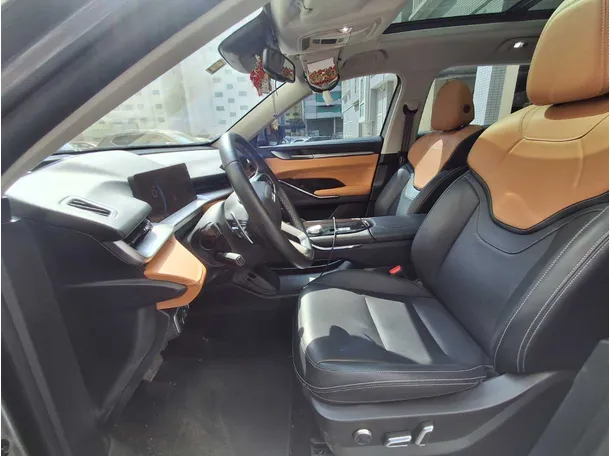 Car image 12
