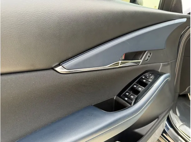 Car image 24