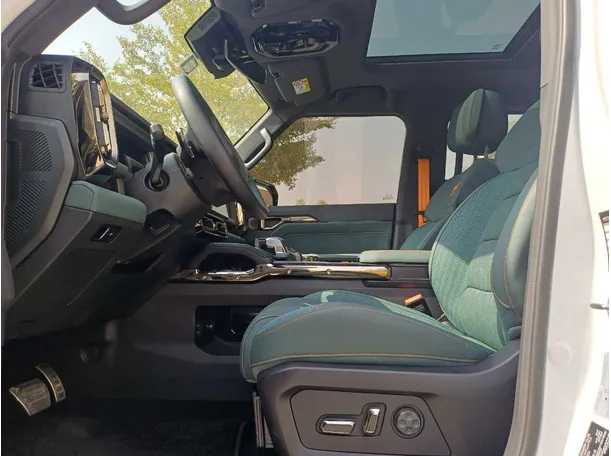 Car image 12