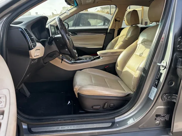 Car image 12