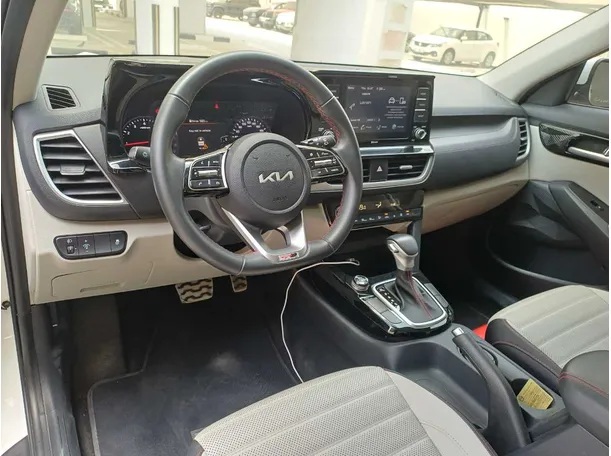 Car image 11
