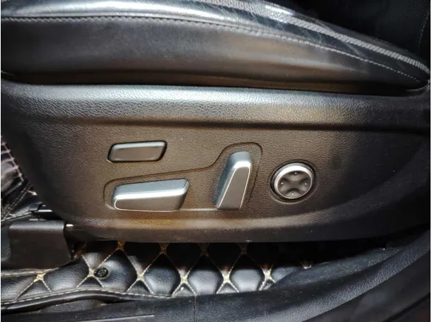 Car image 34