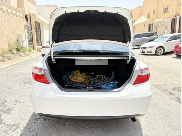 Car image 24