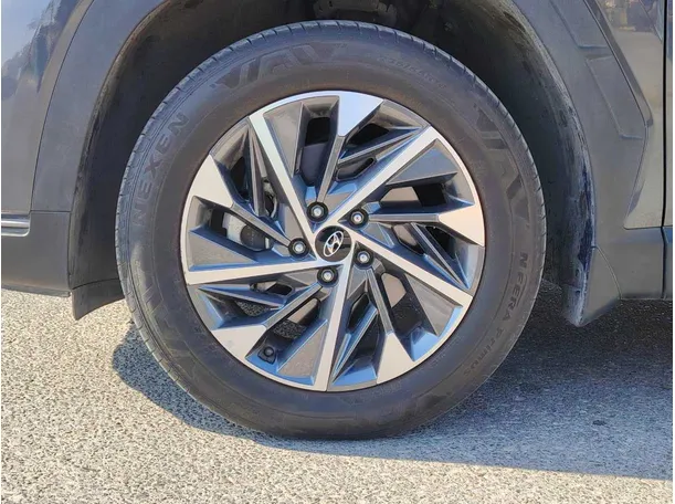 Car image 10
