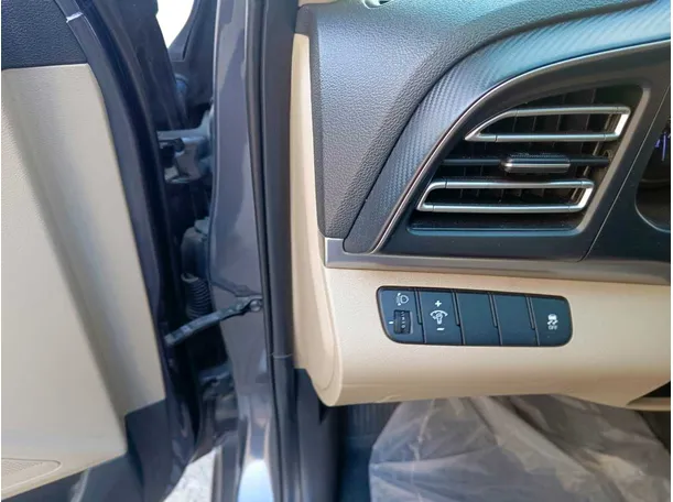 Car image 28