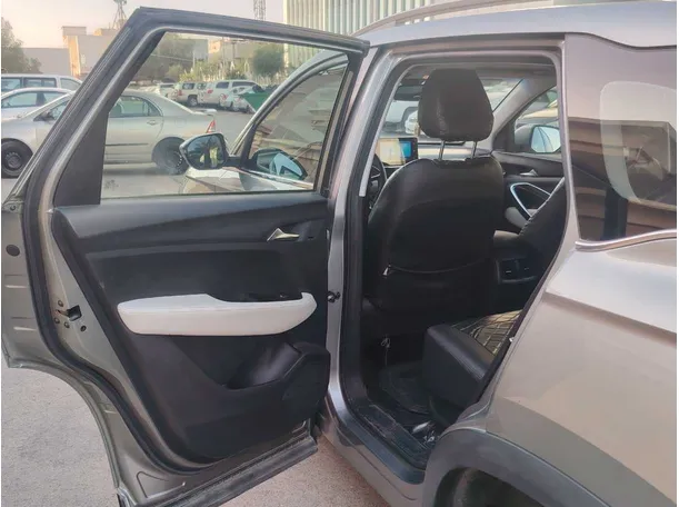 Car image 14