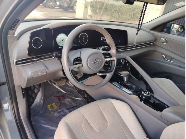 Car image 12