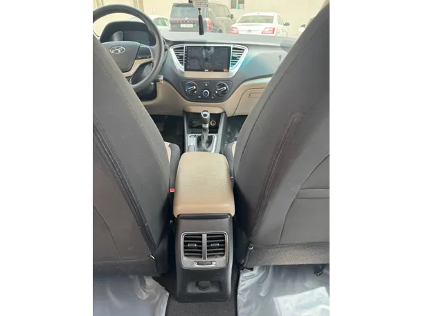 Car image 17