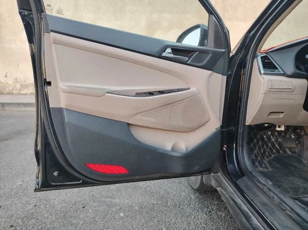Car image 10