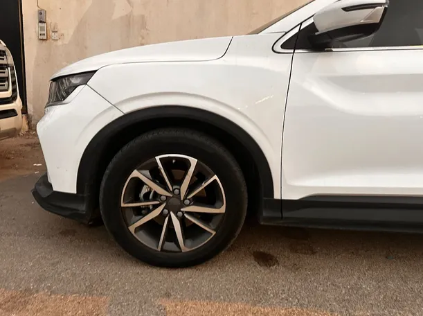 Car image 9