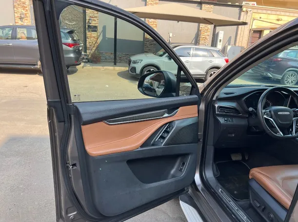 Car image 10