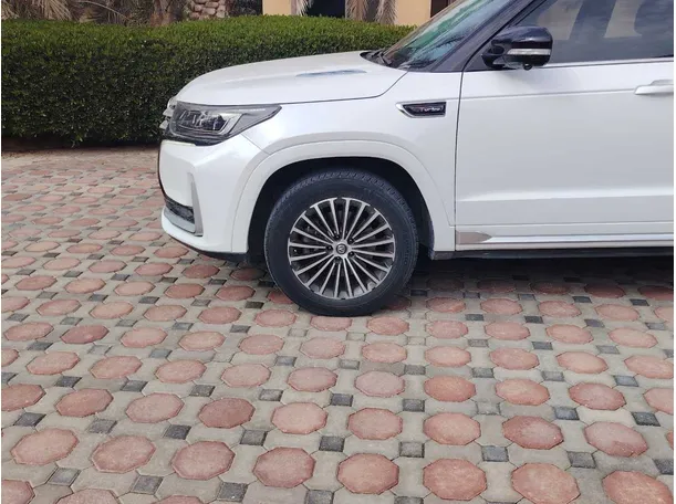 Car image 9