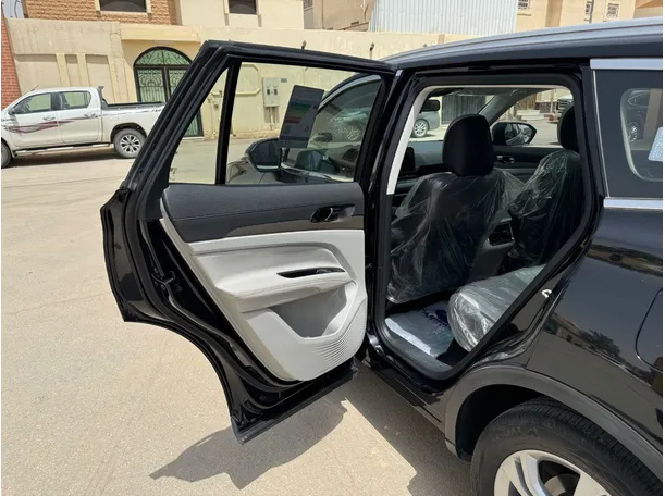 Car image 13