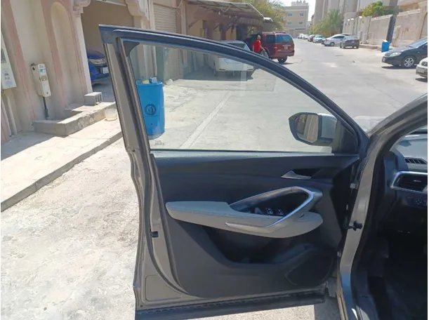 Car image 10
