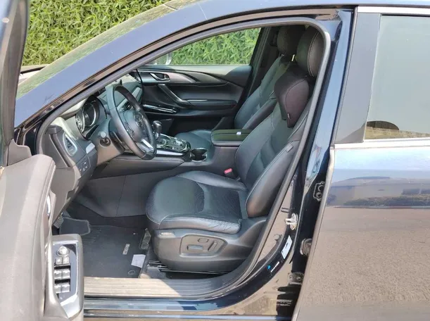 Car image 12