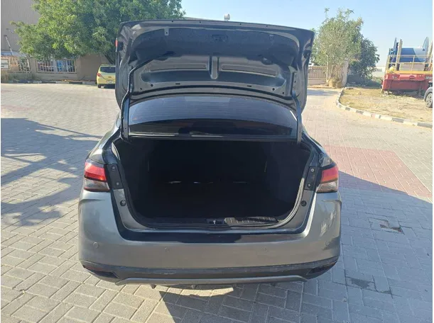 Car image 19