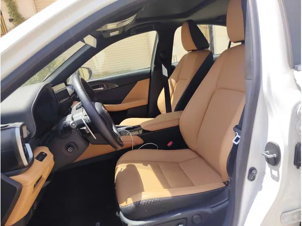 Car image 12