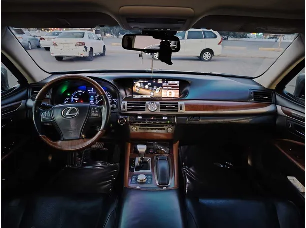 Car image 18