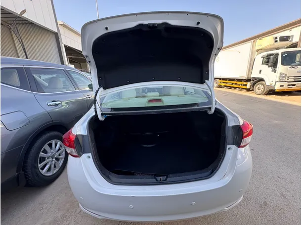 Car image 17