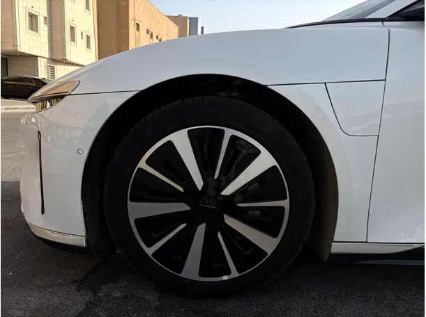 Car image 9
