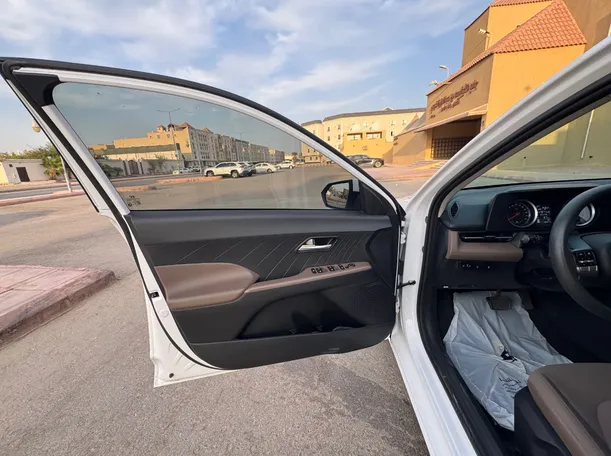 Car image 9