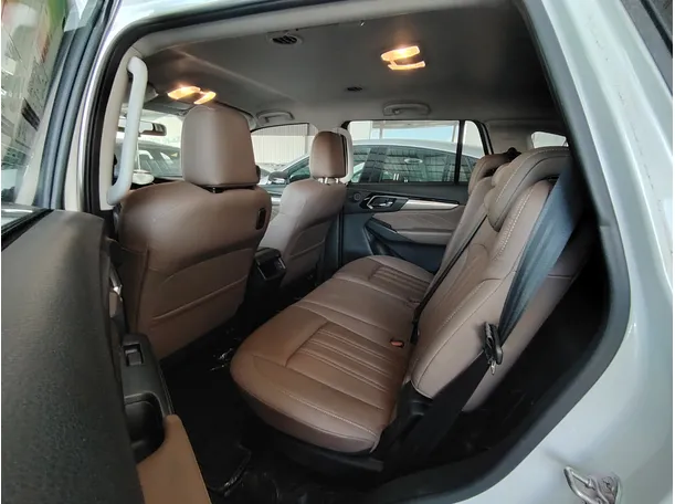 Car image 17