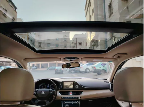Car image 18