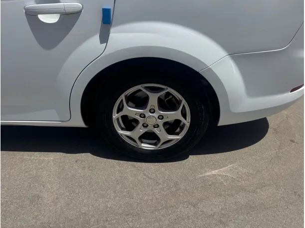 Car image 9