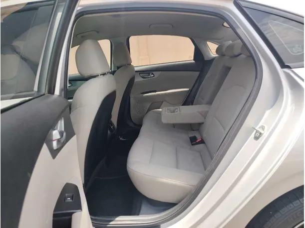 Car image 14