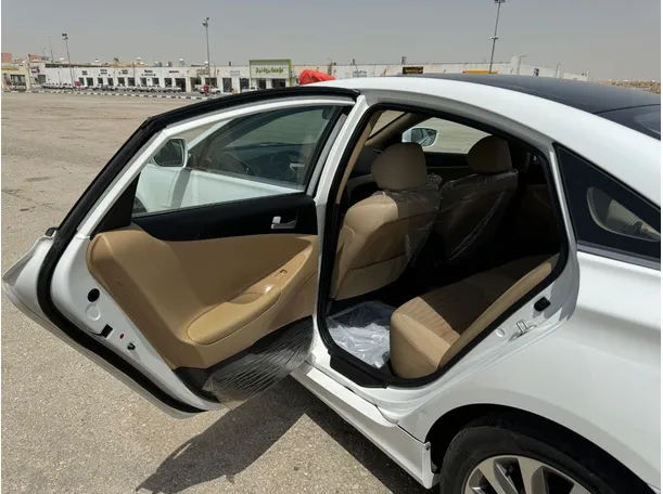 Car image 13