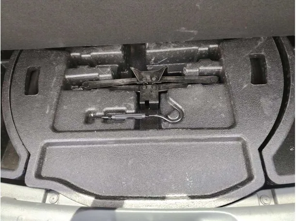 Car image 32