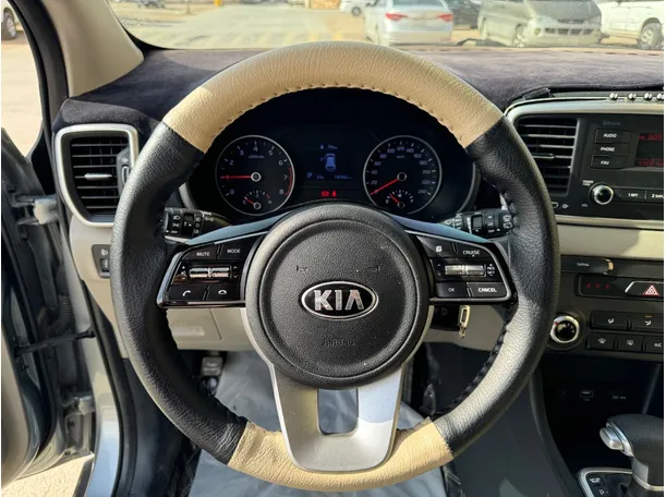 Car image 16