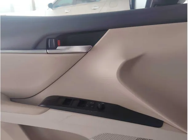 Car image 26