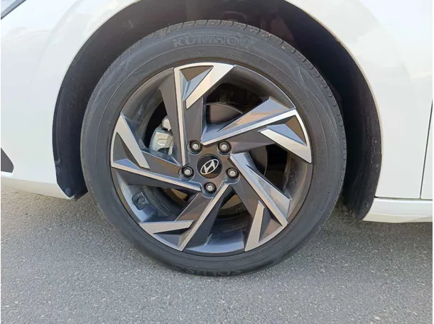Car image 10