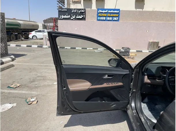 Car image 10