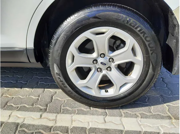 Car image 9