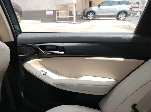 Car image 33