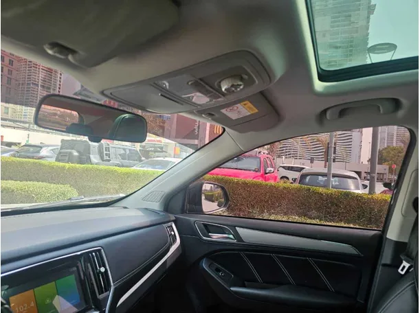 Car image 12