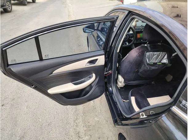 Car image 17