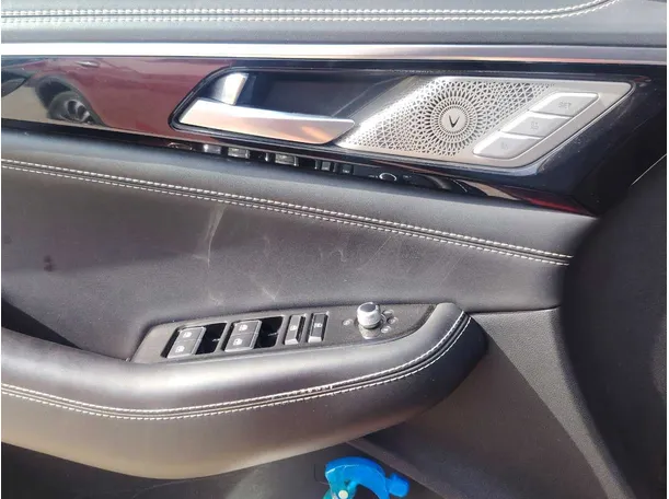 Car image 30