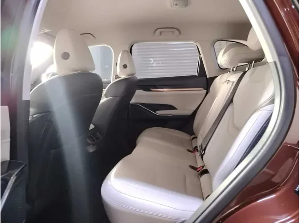 Car image 19