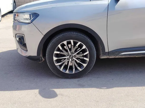Car image 9